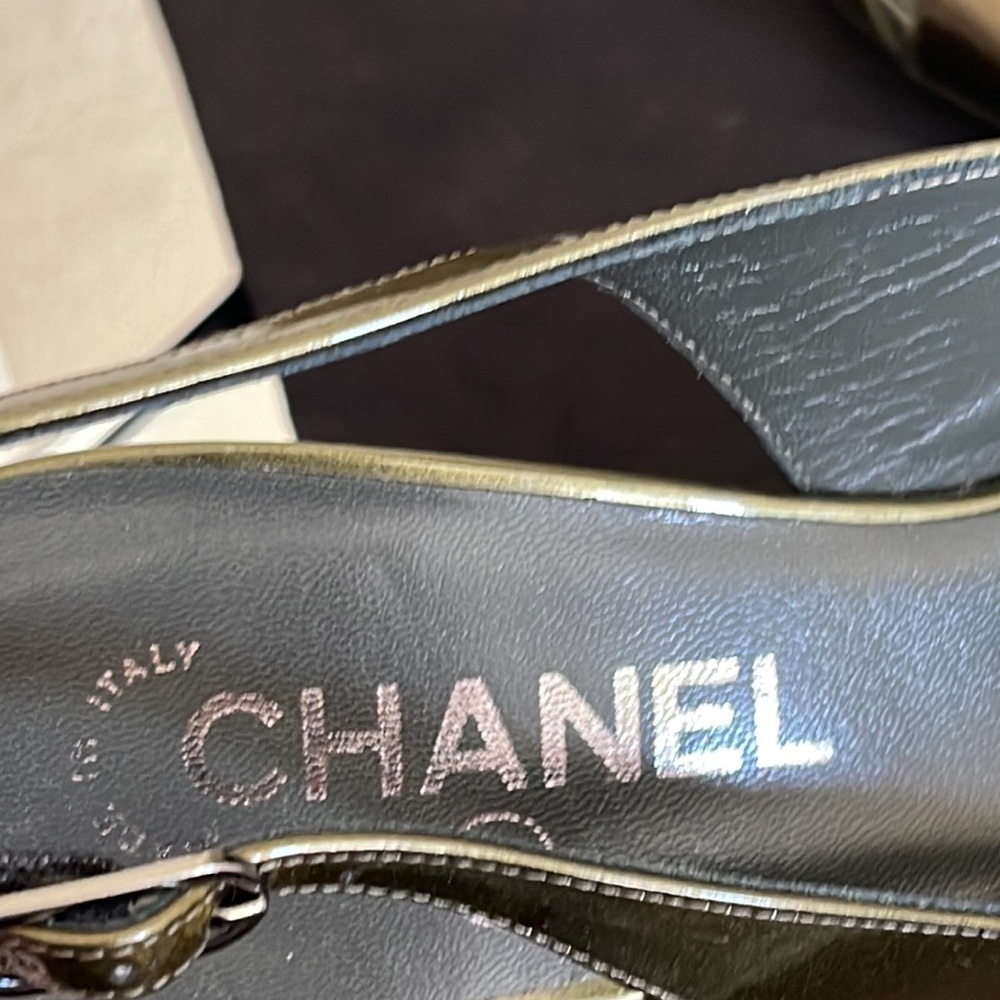 CHANEL HEELS NEW  38.5 PATENT‎ LEATHER METALLIC OLIVE GREEN 🫒 CHANEL DUST BAG - Picture 5 of 17